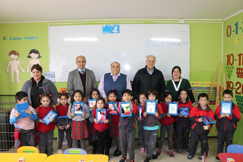 Alcalde hace entrega de material didáctico a estudiantes de Escuela Presbítero José Agustín Gómez