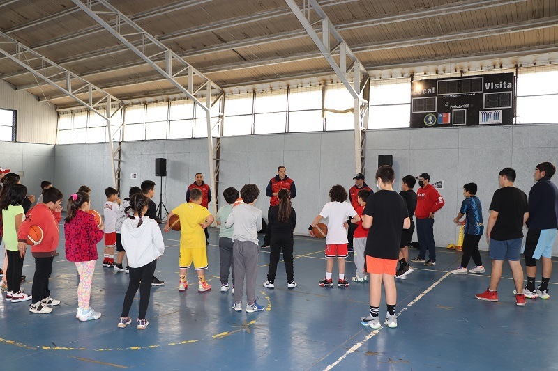 Seleccionados Chilenos de Basquetbol visitan Gorbea