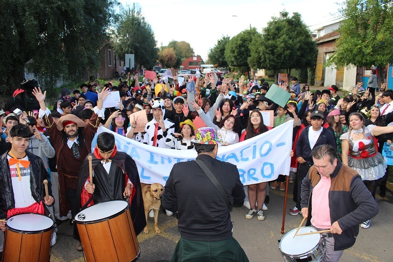LICEO BICENTENARIO A.A. GORBEA CONMEMORA DÍA INTERNACIONAL DEL LIBRO CON CARNAVAL LITERARIO