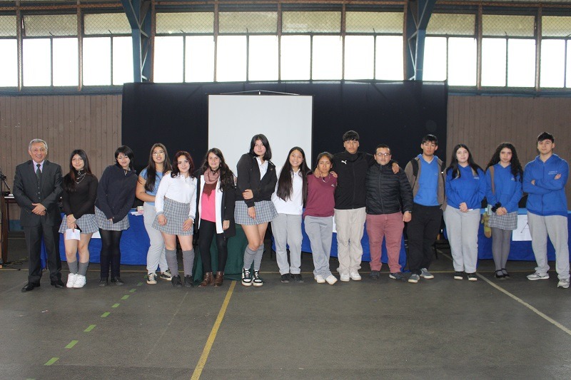 ALCALDE ASISTE A LICEO BICENTENARIO PARA PRESENCIAR FORO PARA ELECCIONES DE CENTRO DE ESTUDIANTES