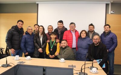 ALCALDE SE REÚNE CON LUCAS ERRAZURIZ HERNANDEZ ESTUDIANTES DE ESCUELA CINCO QUE ES VICECAMPEÓN REGIONAL EN TENIS DE MESA