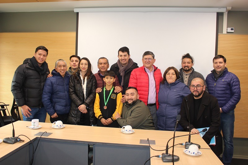 ALCALDE SE REÚNE CON LUCAS ERRAZURIZ HERNANDEZ ESTUDIANTES DE ESCUELA CINCO QUE ES VICECAMPEÓN REGIONAL EN TENIS DE MESA